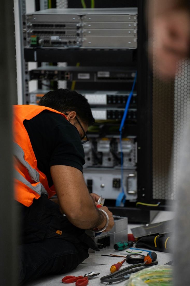 Técnico realizando manutenção em equipamento de energia